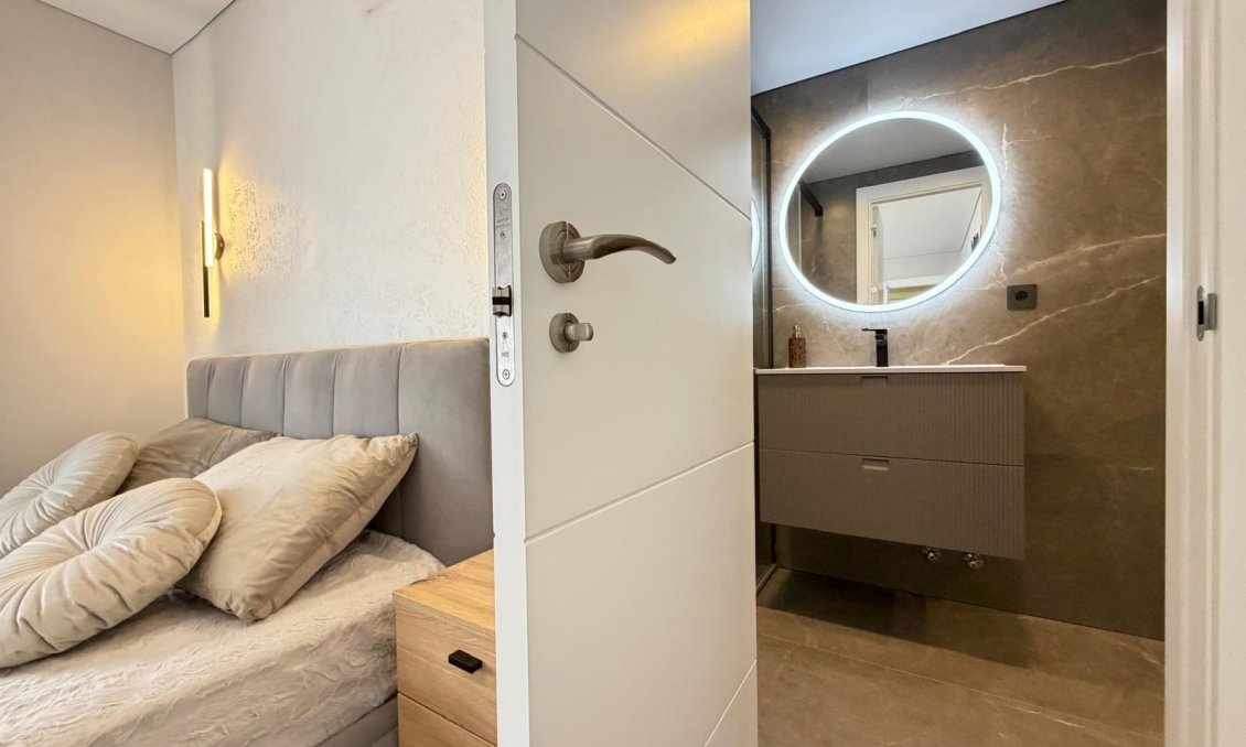 Revânzare - Apartament -
Torrevieja - Punta Prima