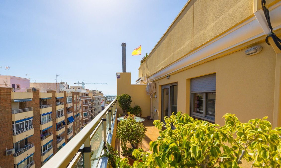 Revânzare - Mansardă -
Torrevieja - Centro
