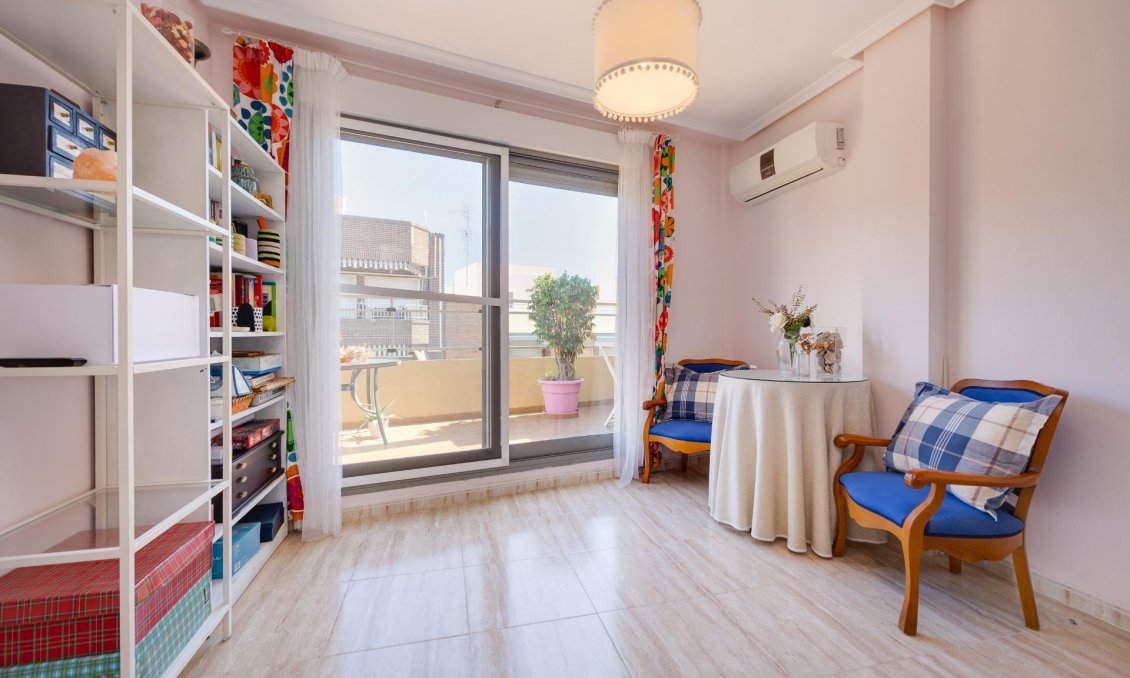 Revânzare - Mansardă -
Torrevieja - Centro