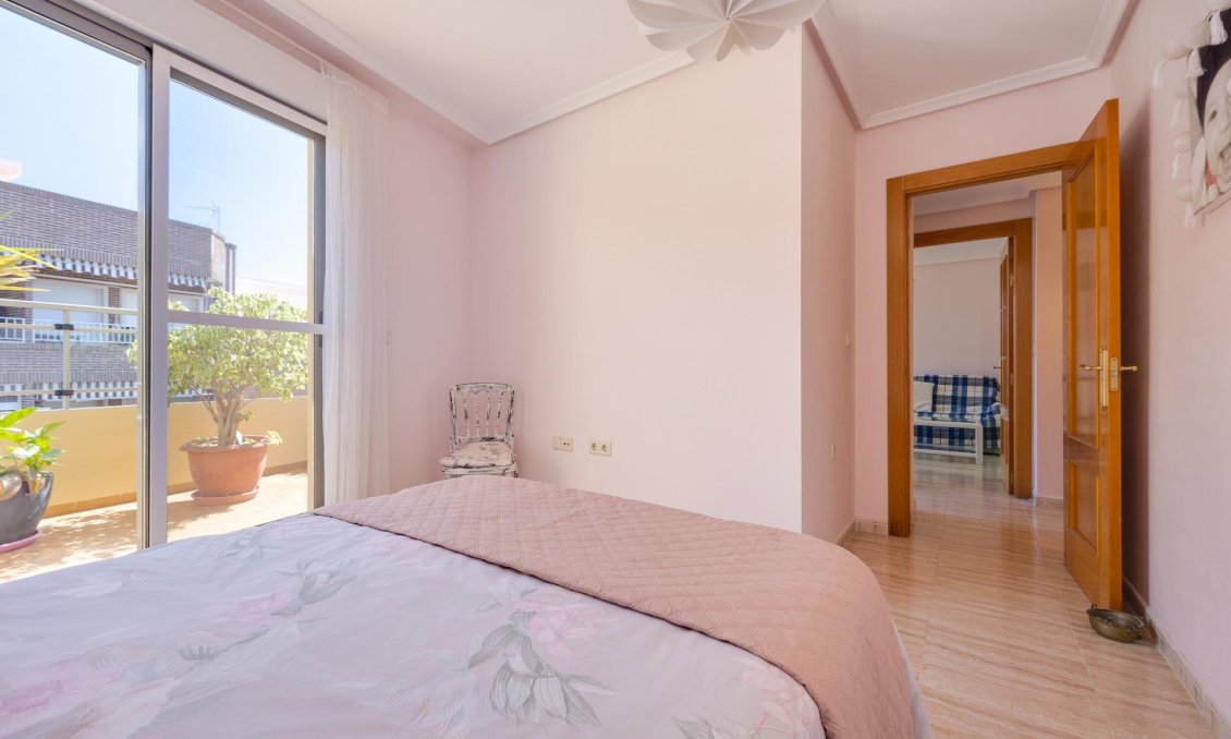 Revânzare - Mansardă -
Torrevieja - Centro