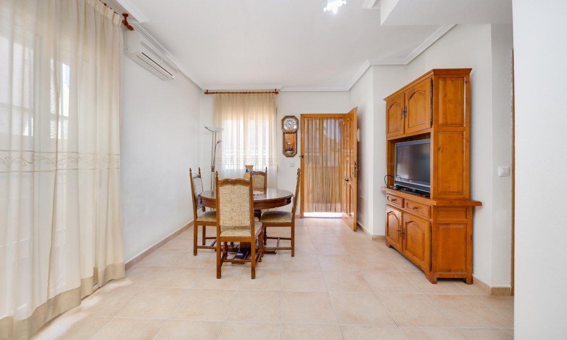 Használt Ingatlanok - Sorház -
Torrevieja - La Veleta