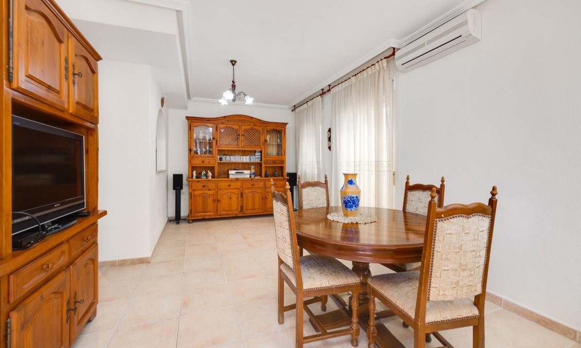 Használt Ingatlanok - Sorház -
Torrevieja - La Veleta