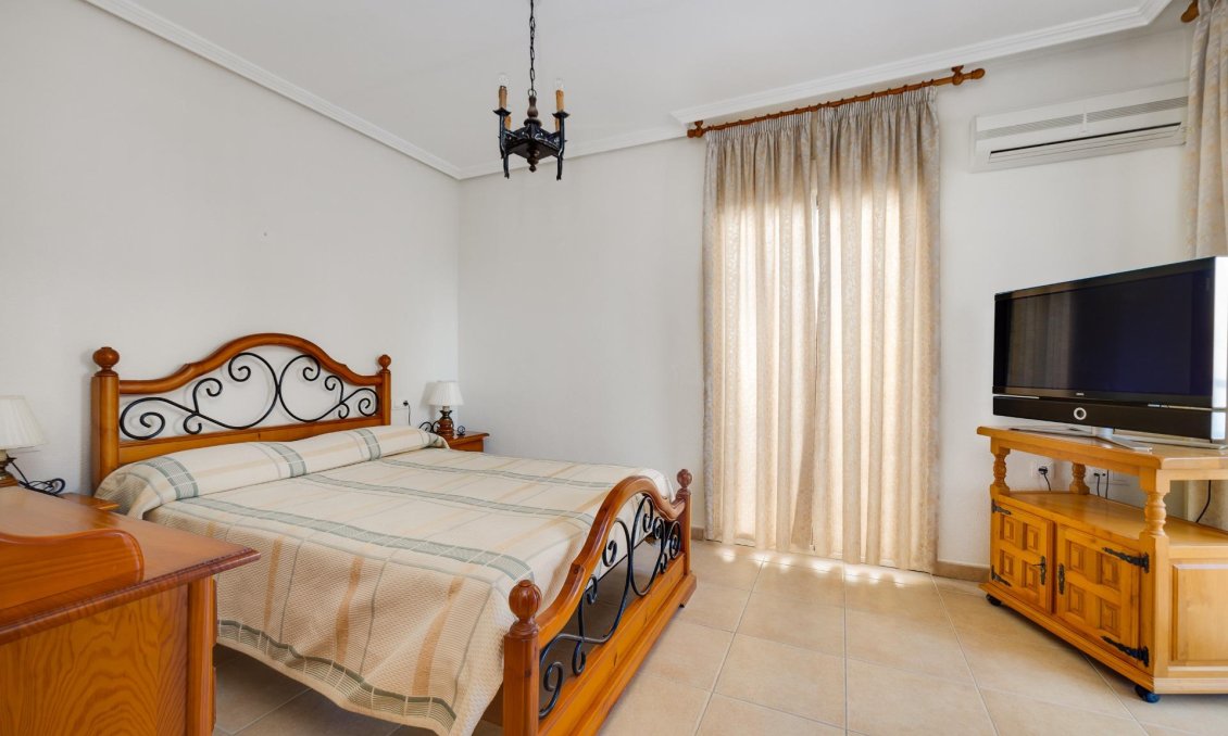 Használt Ingatlanok - Sorház -
Torrevieja - La Veleta