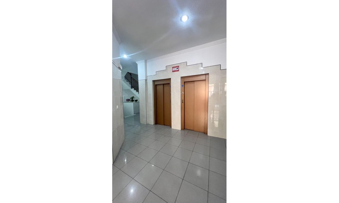 Revânzare - Apartament -
Torrevieja - PARQUE DE LAS NACIONES