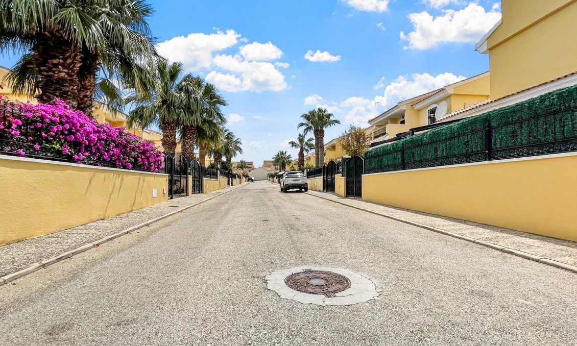 Revente - Villa -
Orihuela Costa - Costa Blanca