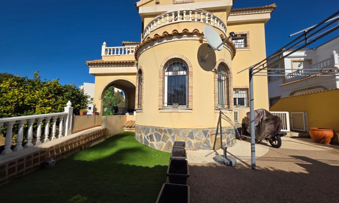 Wiederverkauf - Villa -
Orihuela Costa - Villamartín-las Filipinas