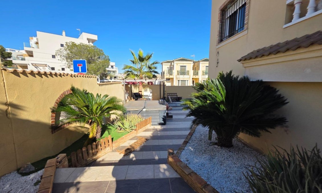 Wiederverkauf - Villa -
Orihuela Costa - Villamartín-las Filipinas
