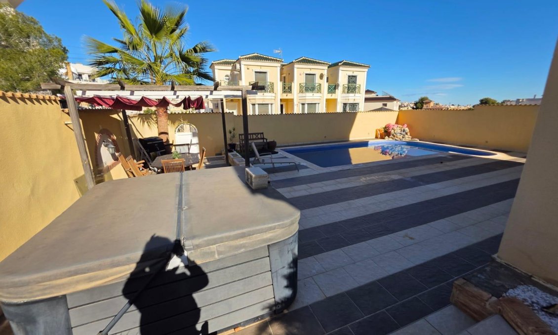 Wiederverkauf - Villa -
Orihuela Costa - Villamartín-las Filipinas