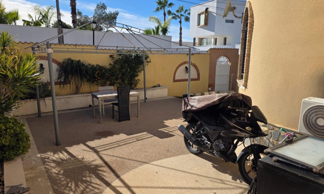 Wiederverkauf - Villa -
Orihuela Costa - Villamartín-las Filipinas