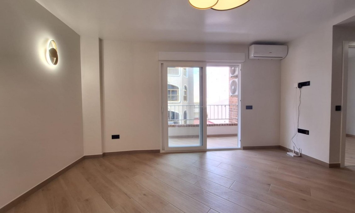 Revânzare - Apartament -
Torrevieja - Playa de los Locos