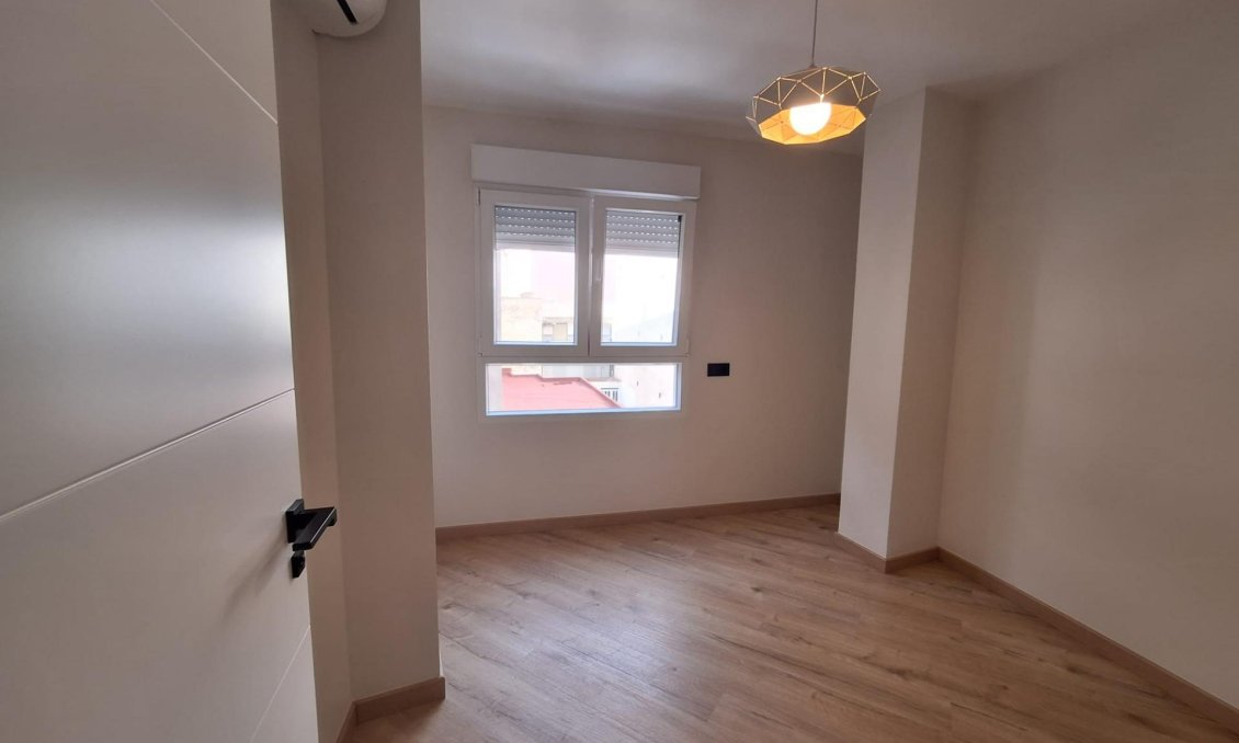 Revânzare - Apartament -
Torrevieja - Playa de los Locos