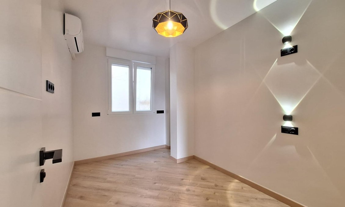 Revânzare - Apartament -
Torrevieja - Playa de los Locos