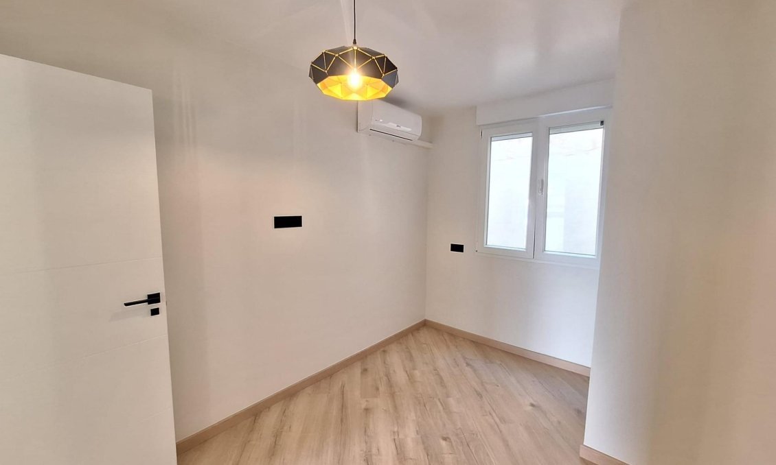 Revânzare - Apartament -
Torrevieja - Playa de los Locos