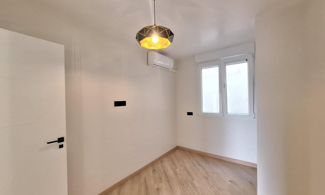 Revânzare - Apartament -
Torrevieja - Playa de los Locos