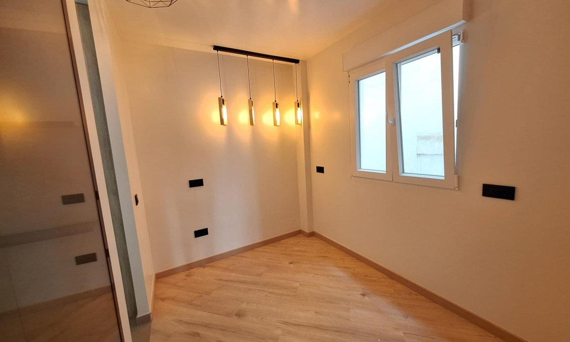 Revânzare - Apartament -
Torrevieja - Playa de los Locos