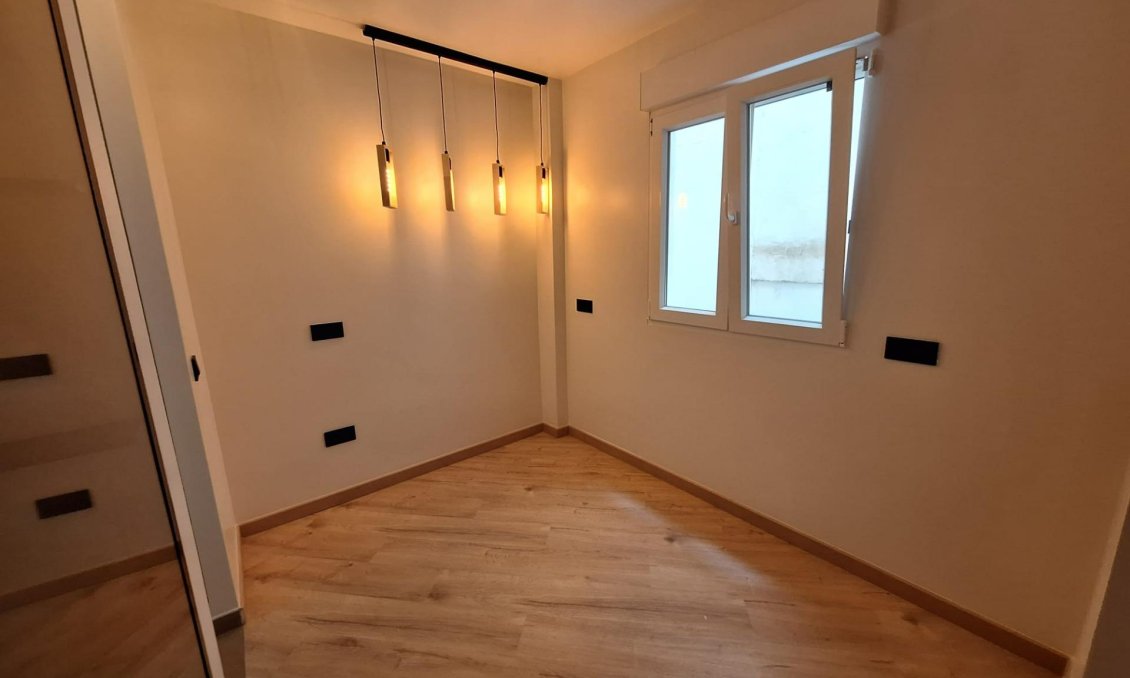 Revânzare - Apartament -
Torrevieja - Playa de los Locos
