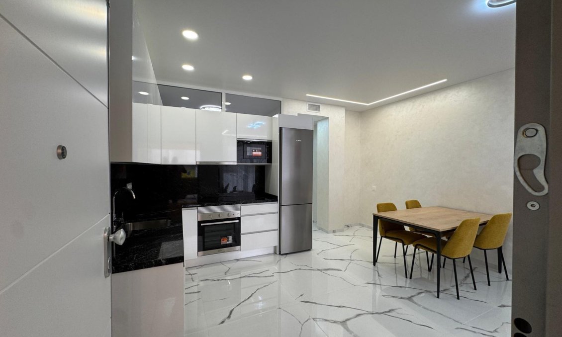Segunda mano - Apartamento -
Torrevieja - Estacion De Autobuses
