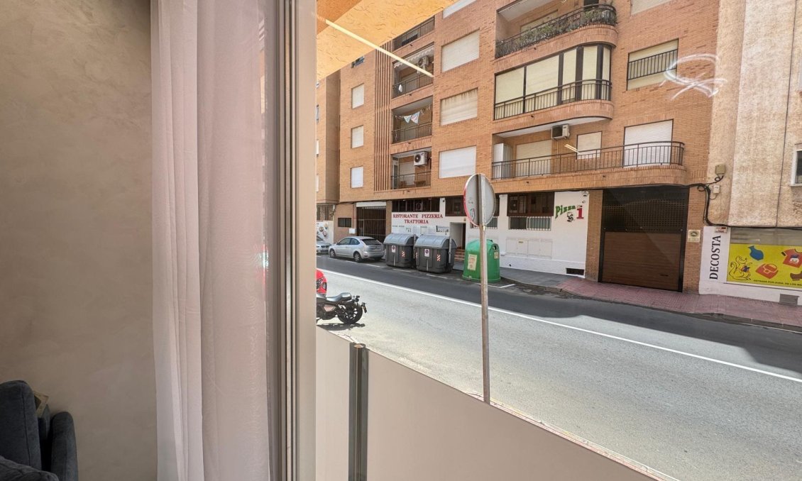 Segunda mano - Apartamento -
Torrevieja - Estacion De Autobuses