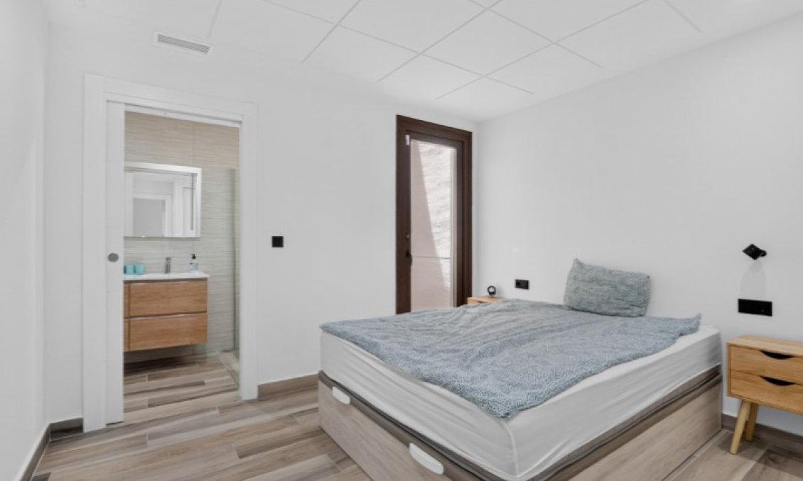 Használt Ingatlanok - Villa -
Torrevieja - Costa Blanca