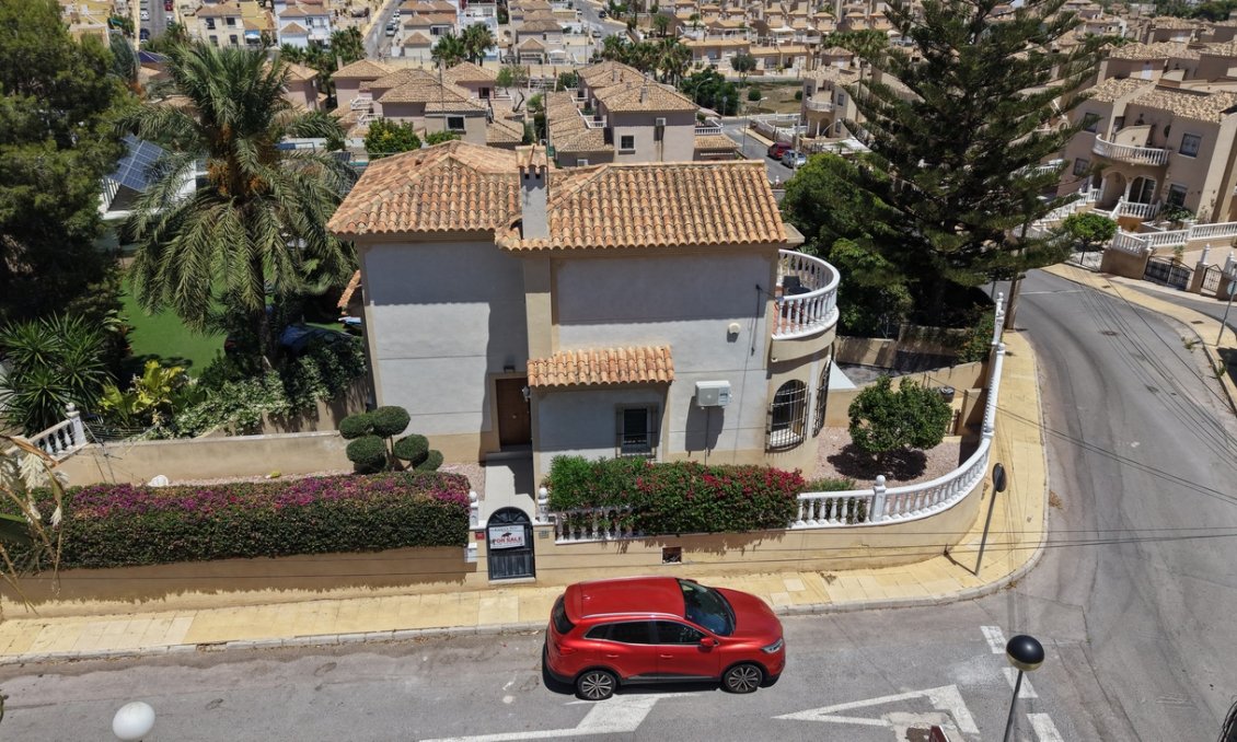 Resale - Villa -
Villamartin - Costa Blanca