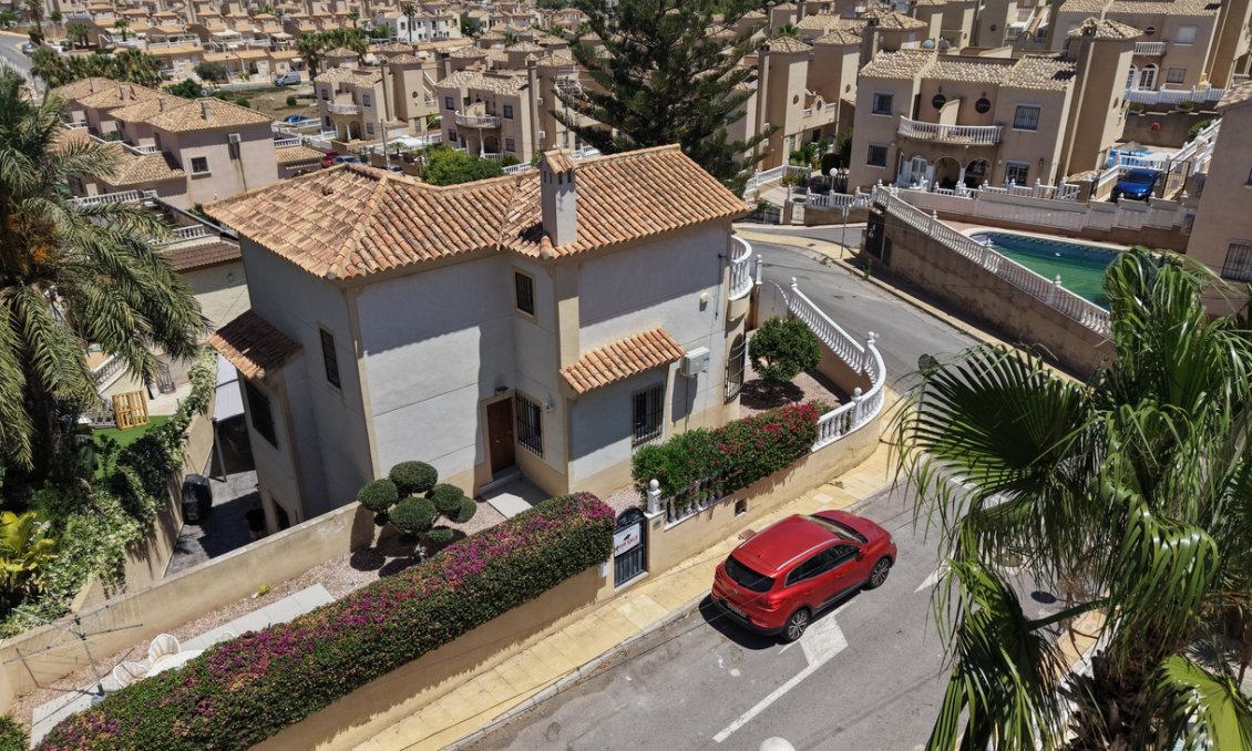 Resale - Villa -
Villamartin - Costa Blanca