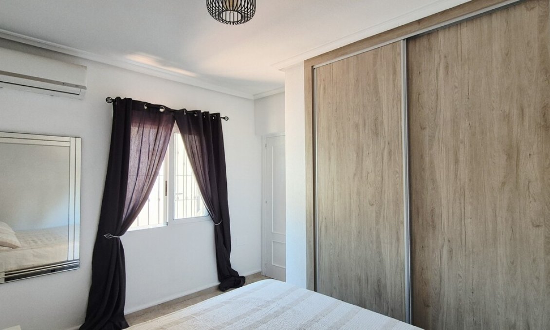 Resale - Villa -
Villamartin - Costa Blanca