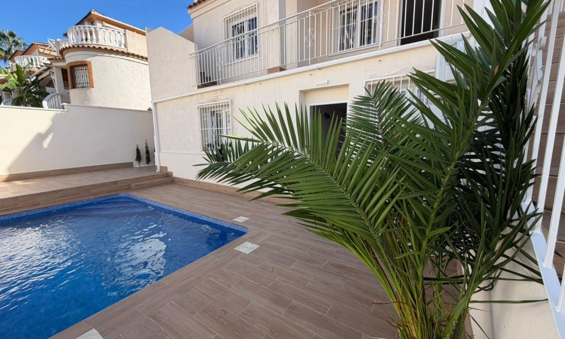 Resale - Villa / Semi semi-detached -
Torrevieja - Cabo Cervera