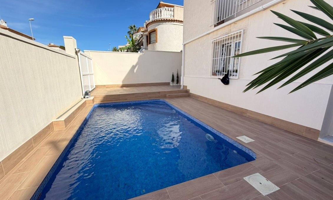 Resale - Villa / Semi semi-detached -
Torrevieja - Cabo Cervera