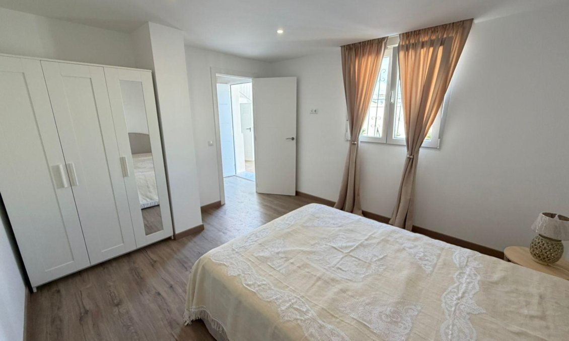 Resale - Villa / Semi semi-detached -
Torrevieja - Cabo Cervera