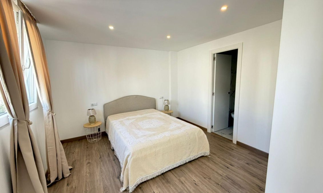 Resale - Villa / Semi semi-detached -
Torrevieja - Cabo Cervera