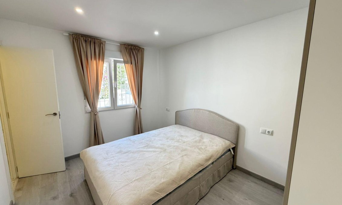 Resale - Villa / Semi semi-detached -
Torrevieja - Cabo Cervera