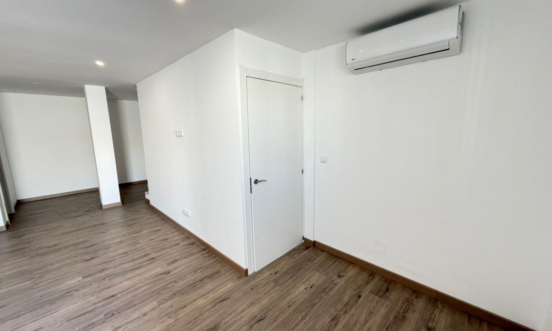 Resale - Villa / Semi semi-detached -
Torrevieja - Cabo Cervera