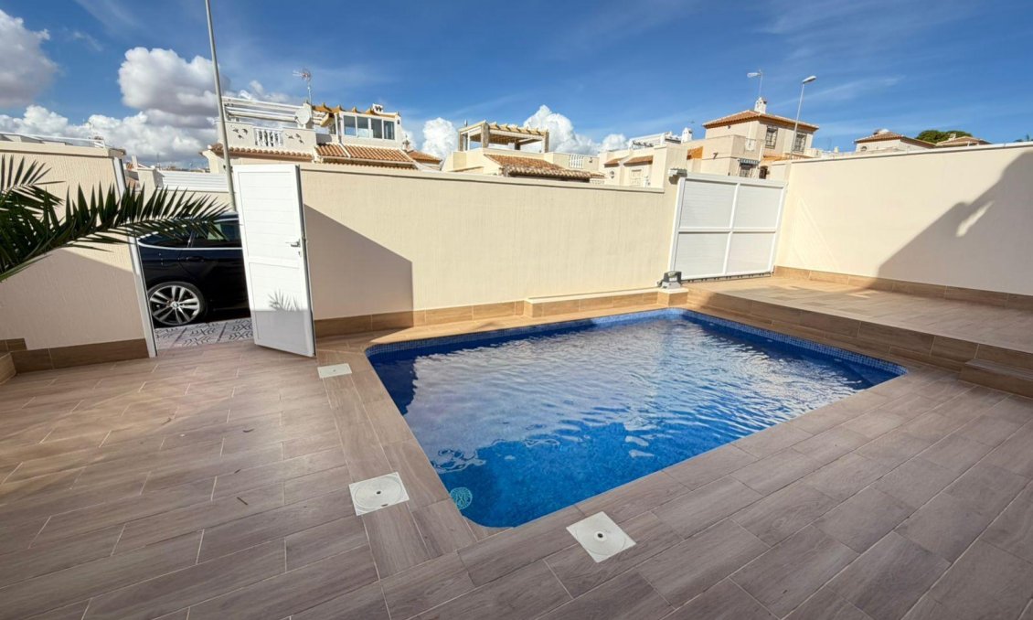 Resale - Villa / Semi semi-detached -
Torrevieja - Cabo Cervera