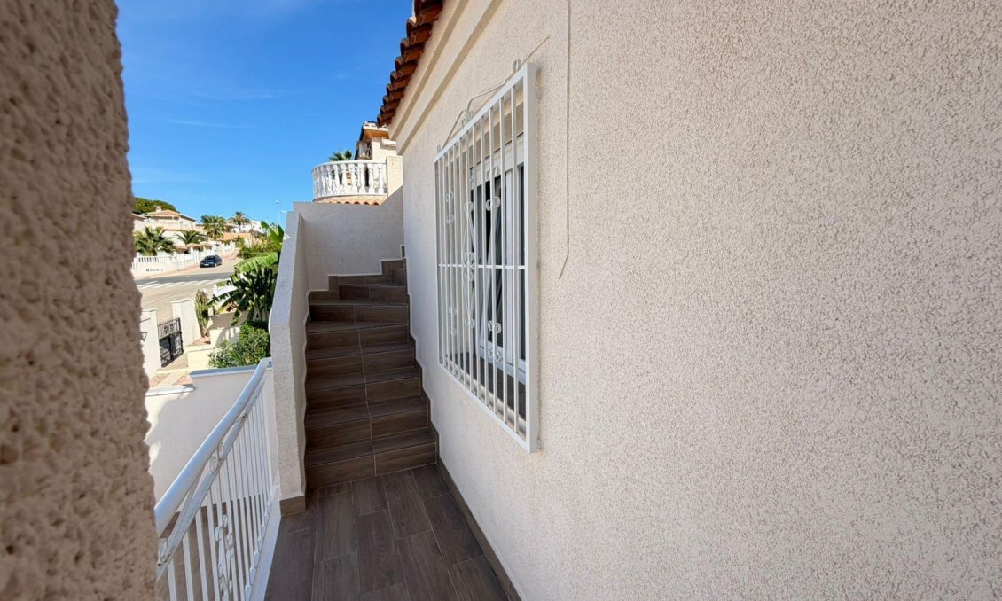 Resale - Villa / Semi semi-detached -
Torrevieja - Cabo Cervera