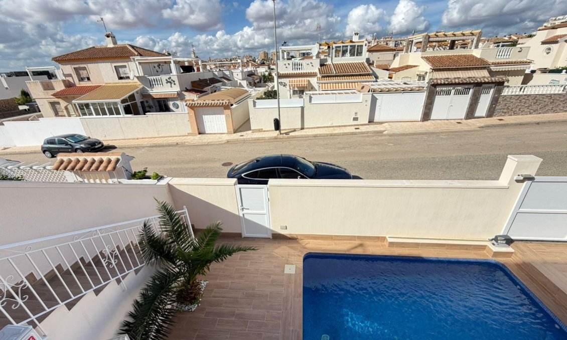 Resale - Villa / Semi semi-detached -
Torrevieja - Cabo Cervera