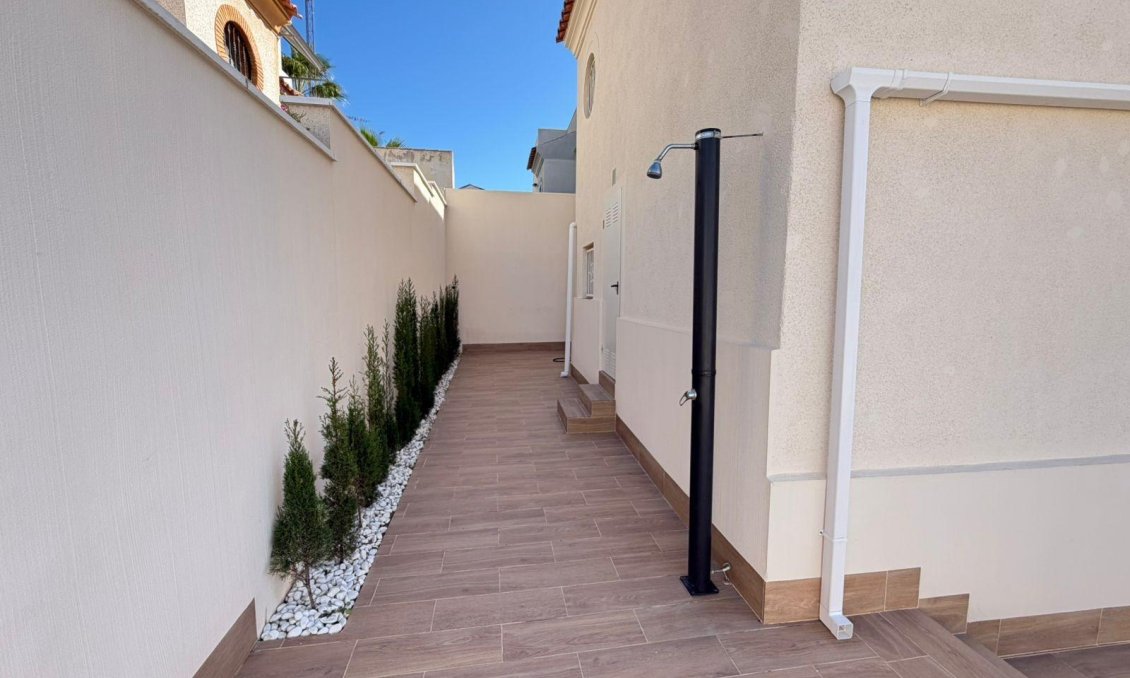 Resale - Villa / Semi semi-detached -
Torrevieja - Cabo Cervera