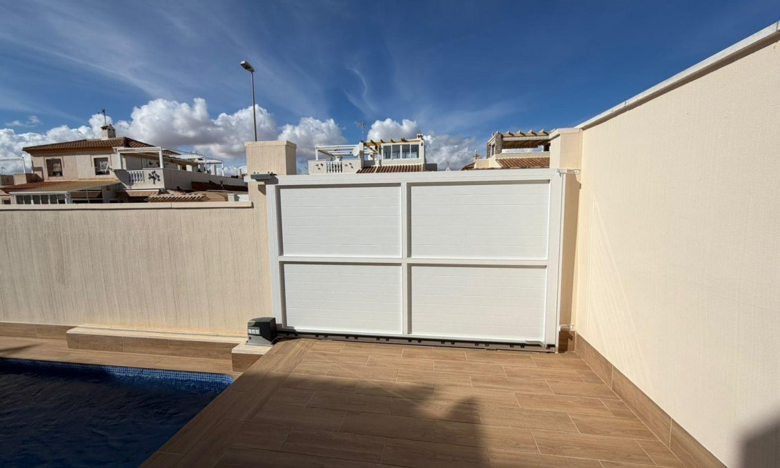 Resale - Villa / Semi semi-detached -
Torrevieja - Cabo Cervera
