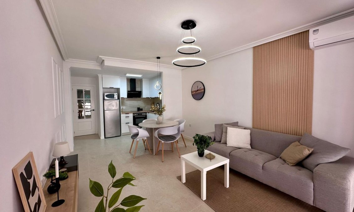 Használt Ingatlanok - Apartman -
Torrevieja - Estacion De Autobuses