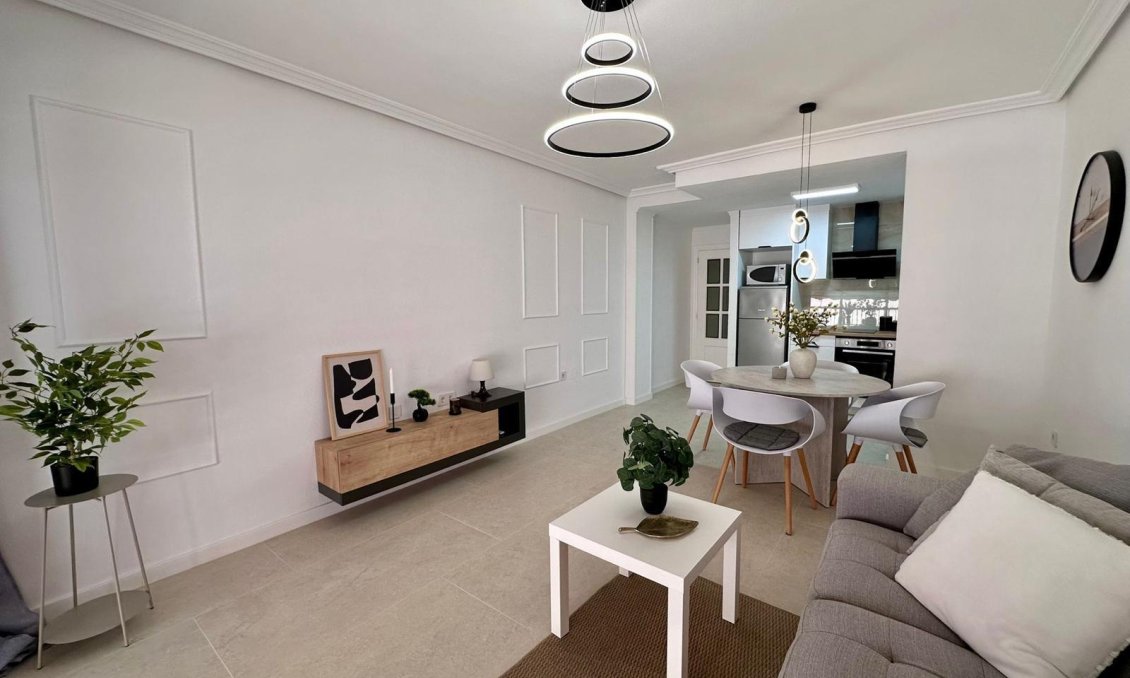 Használt Ingatlanok - Apartman -
Torrevieja - Estacion De Autobuses