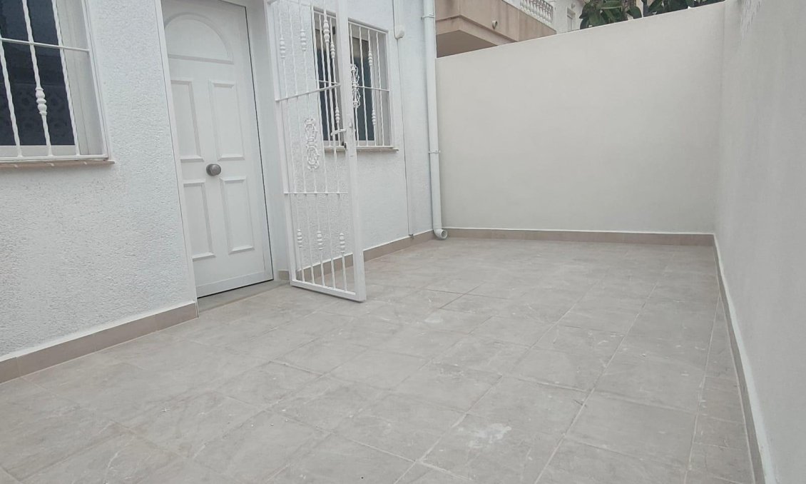 Segunda mano - Adosado -
Torrevieja - Sector 25