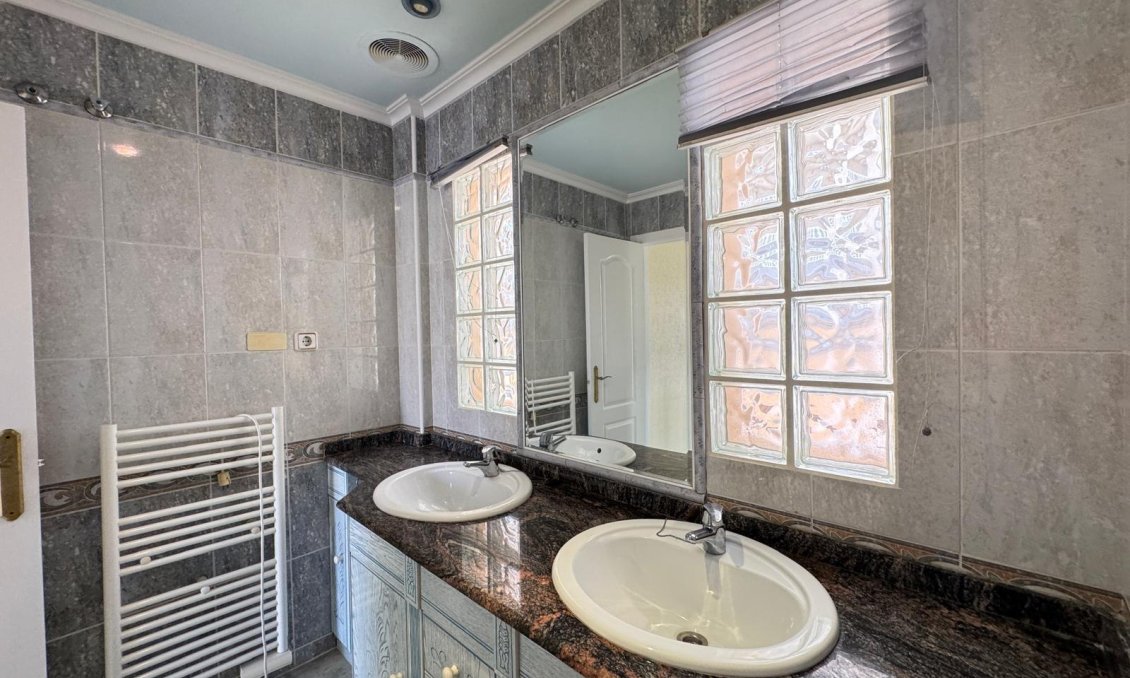 Használt Ingatlanok - Sorház -
Guardamar del Segura - Urbanizaciones