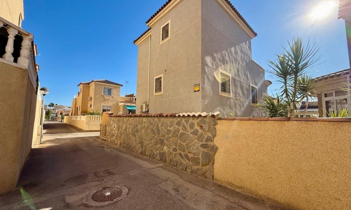 Resale - Villa -
Orihuela Costa - Playa Flamenca