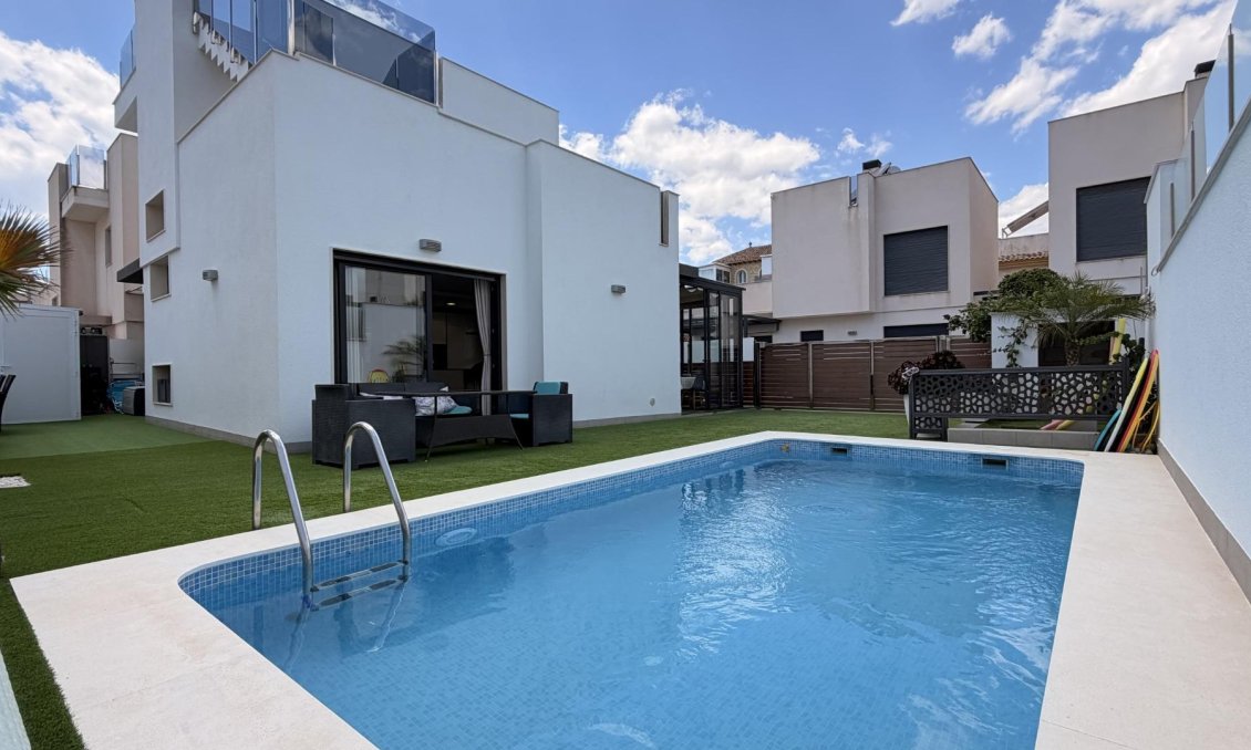 Resale - Villa -
Torrevieja - Aguas Nuevas