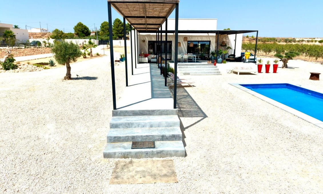 Resale - Villa -
Pinoso - Inland