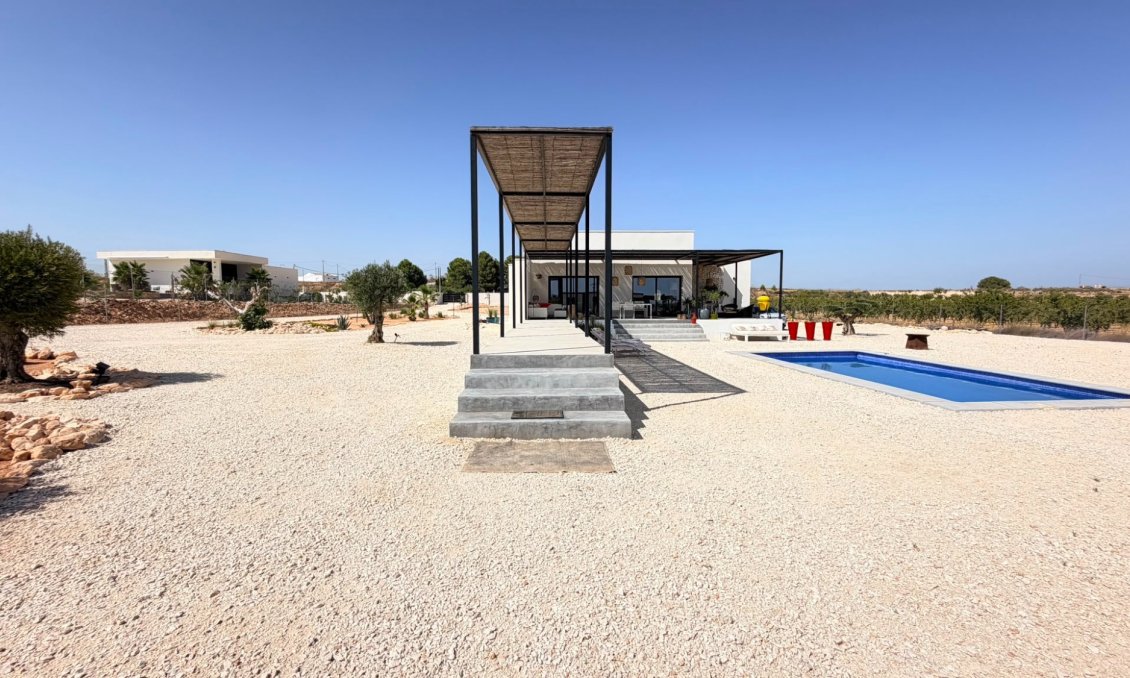 Resale - Villa -
Pinoso - Inland