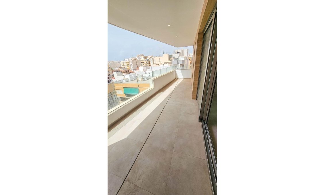 Használt Ingatlanok - Tetőtéri lakás -
Torrevieja - Paseo Maritimo