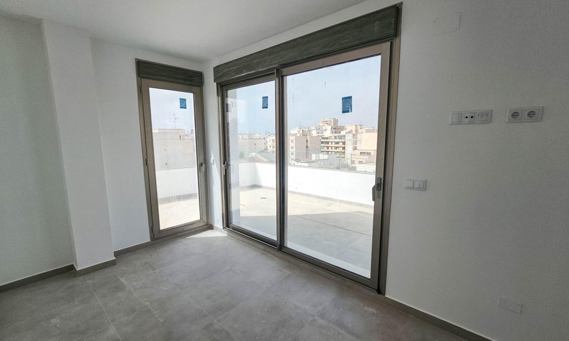 Használt Ingatlanok - Tetőtéri lakás -
Torrevieja - Paseo Maritimo