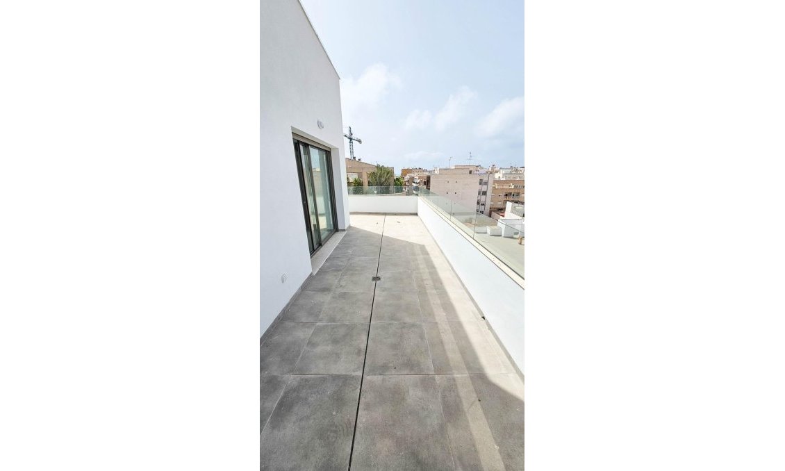 Használt Ingatlanok - Tetőtéri lakás -
Torrevieja - Paseo Maritimo