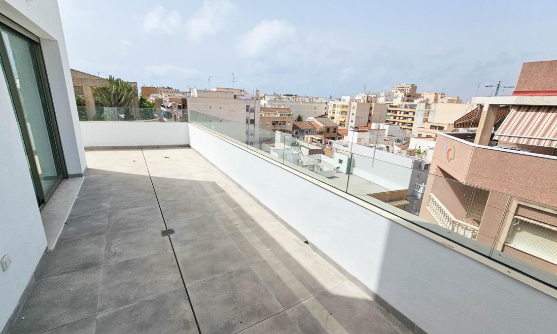 Használt Ingatlanok - Tetőtéri lakás -
Torrevieja - Paseo Maritimo