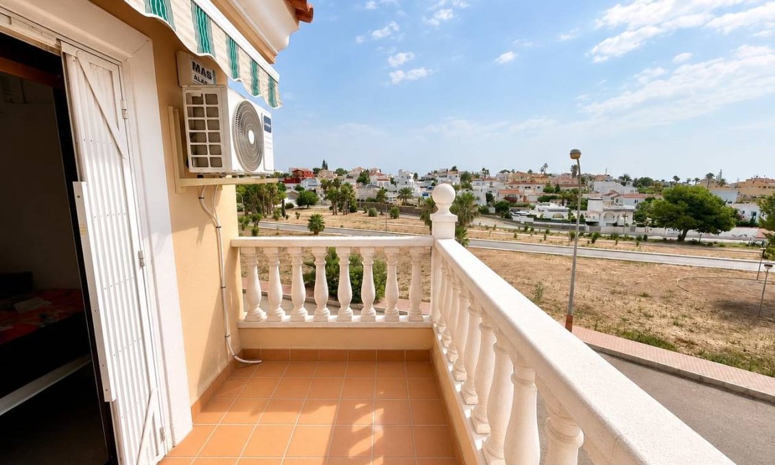 Használt Ingatlanok - Villa -
Villamartin - Costa Blanca